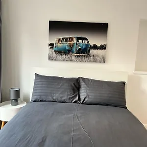 93 West Road Guest house